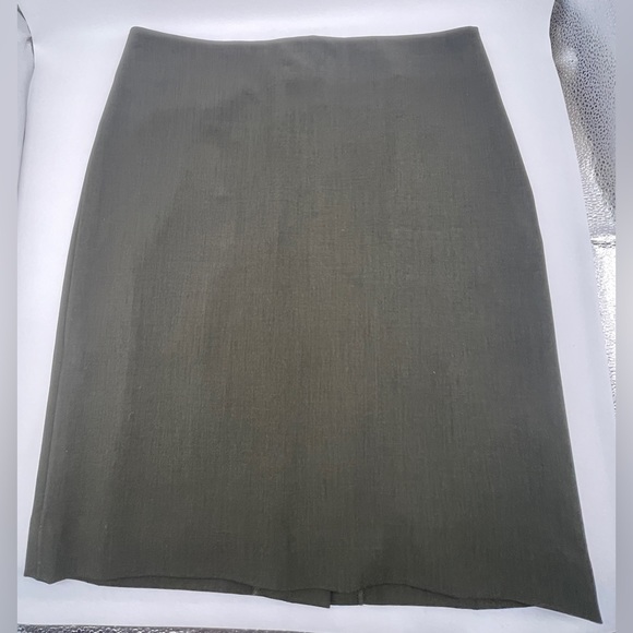 MM Lafleur Dresses & Skirts - MM LaFleur pencil skirt olive size 6